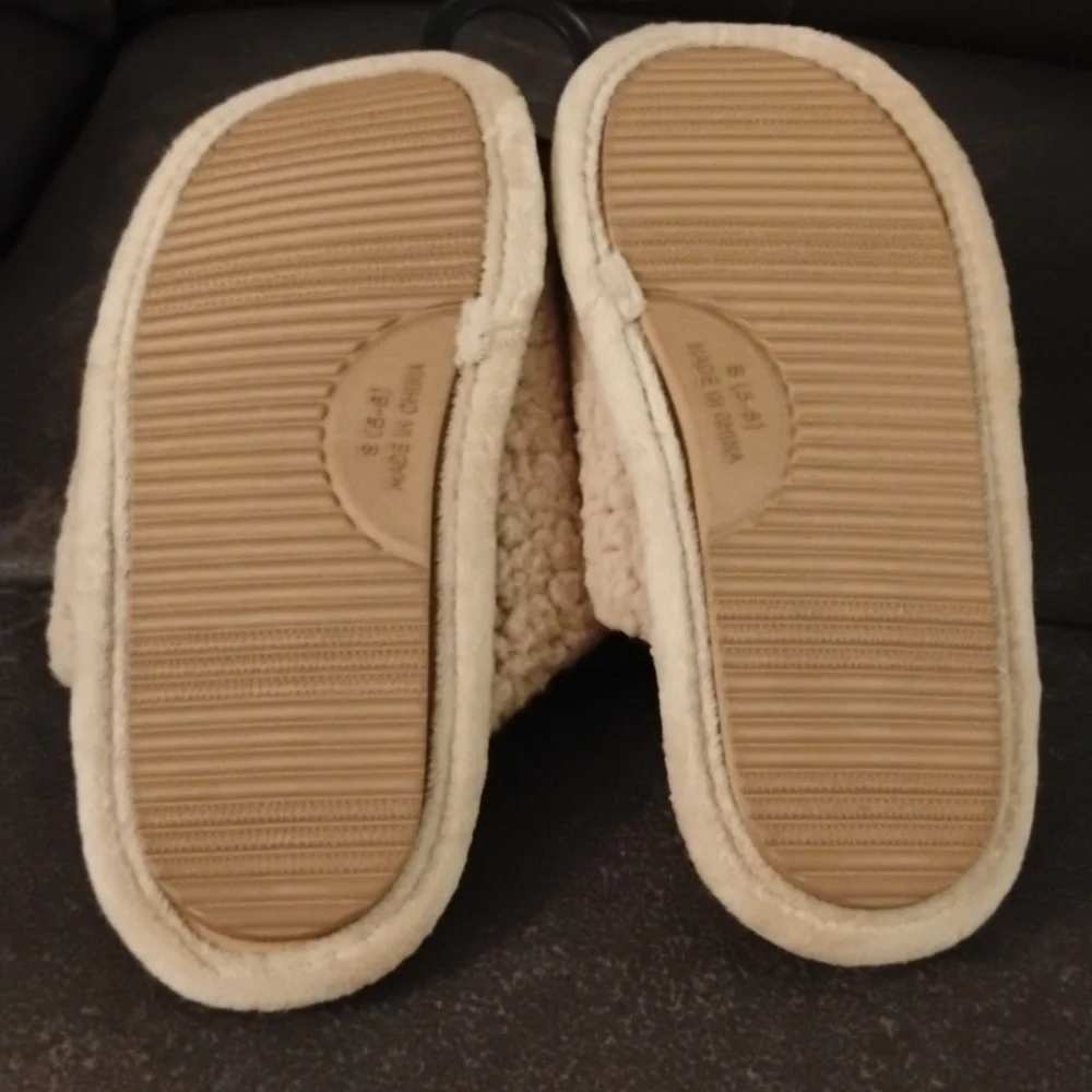 New Rudolph the red nosed reindeer throw and reindeer slippers - Picture 2 of 3